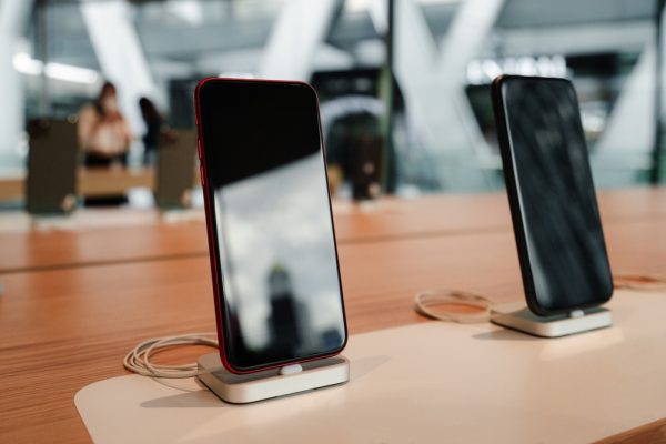 Smartphone,On,Display,Stand,In,Modern,Store